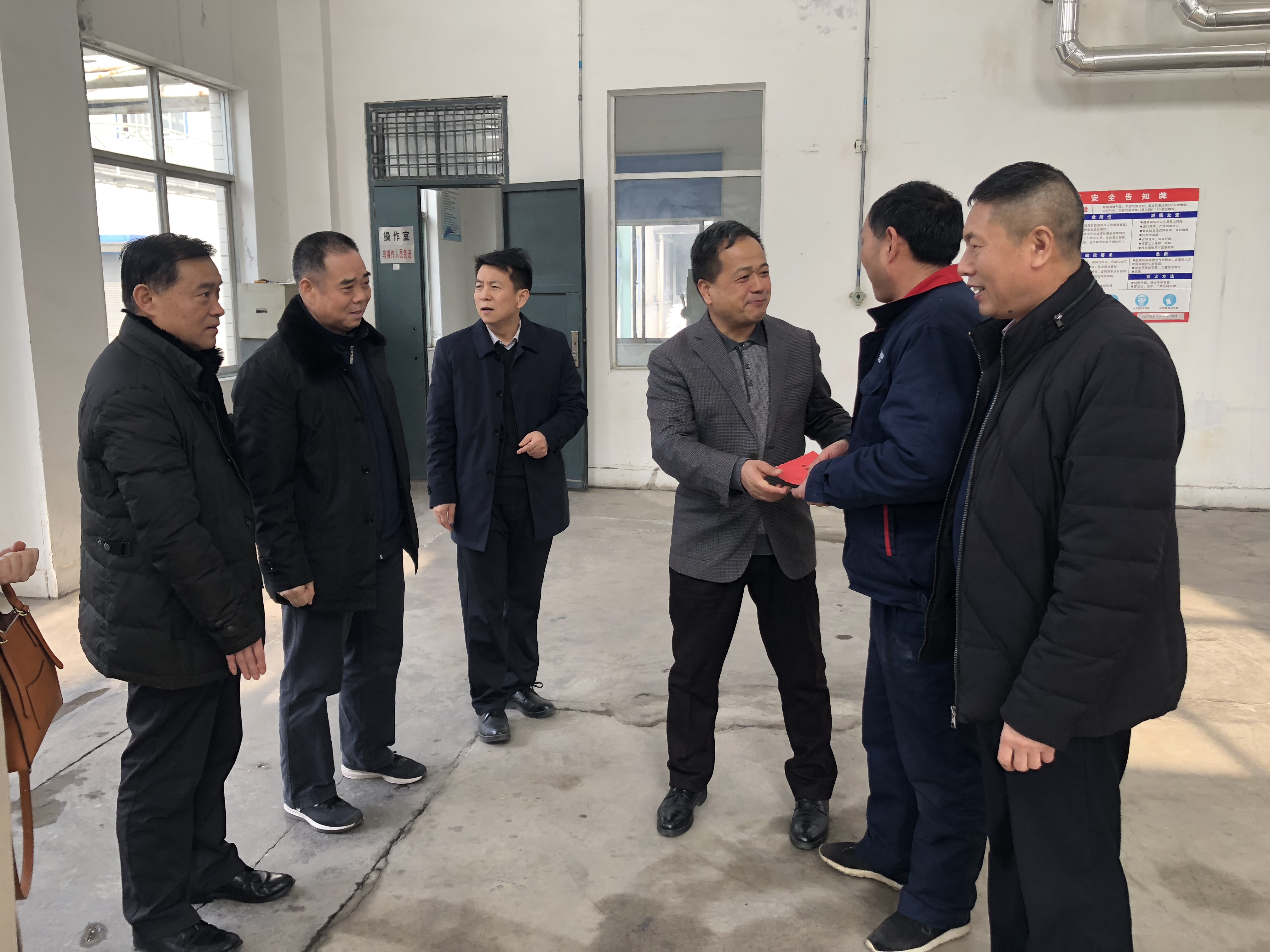 省農林水利氣象工會領導到糧農集團慰問困難職工