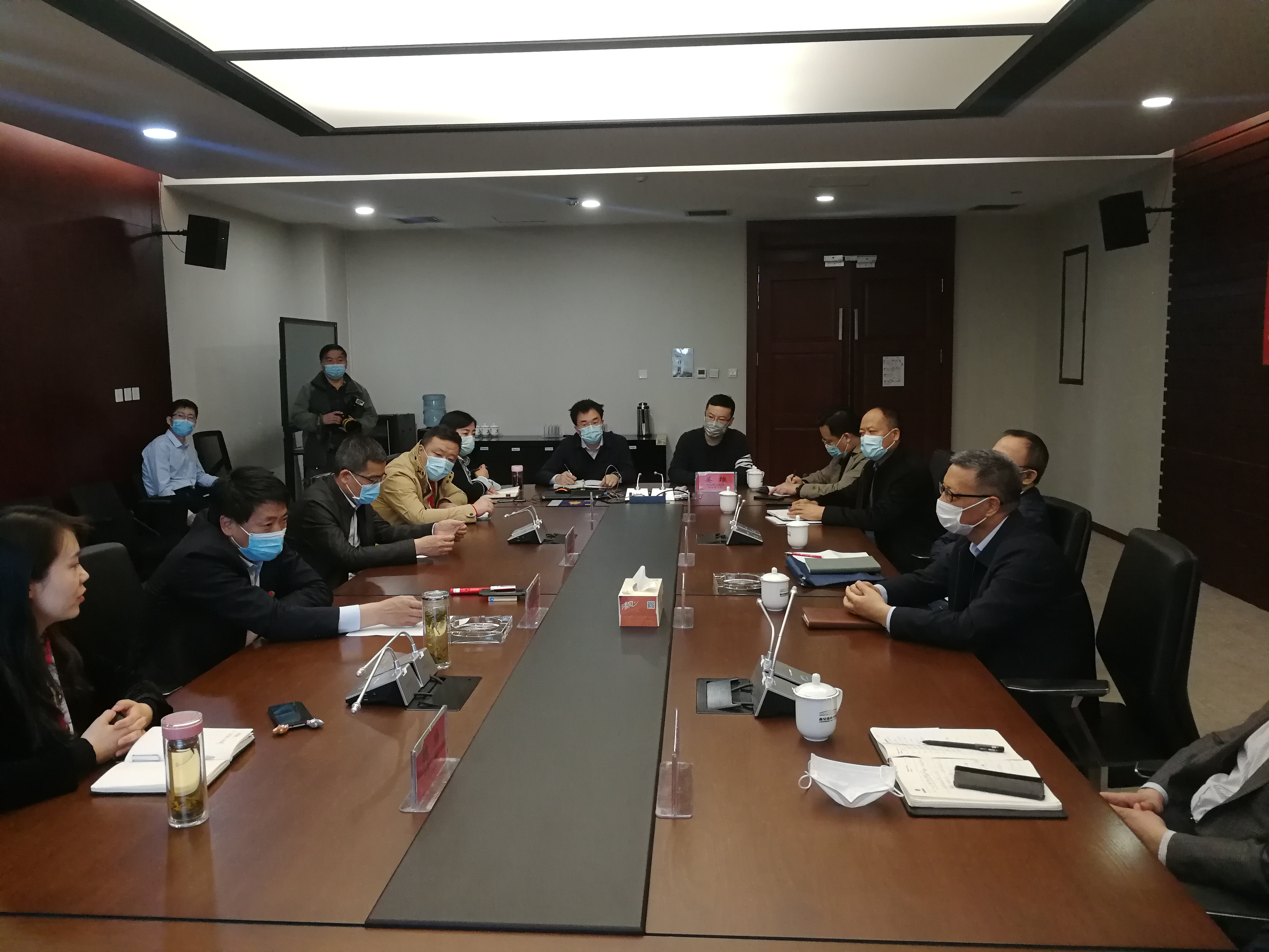 劉利民董事長與西安國際港務(wù)區(qū)管委會主任孫藝民舉行會談