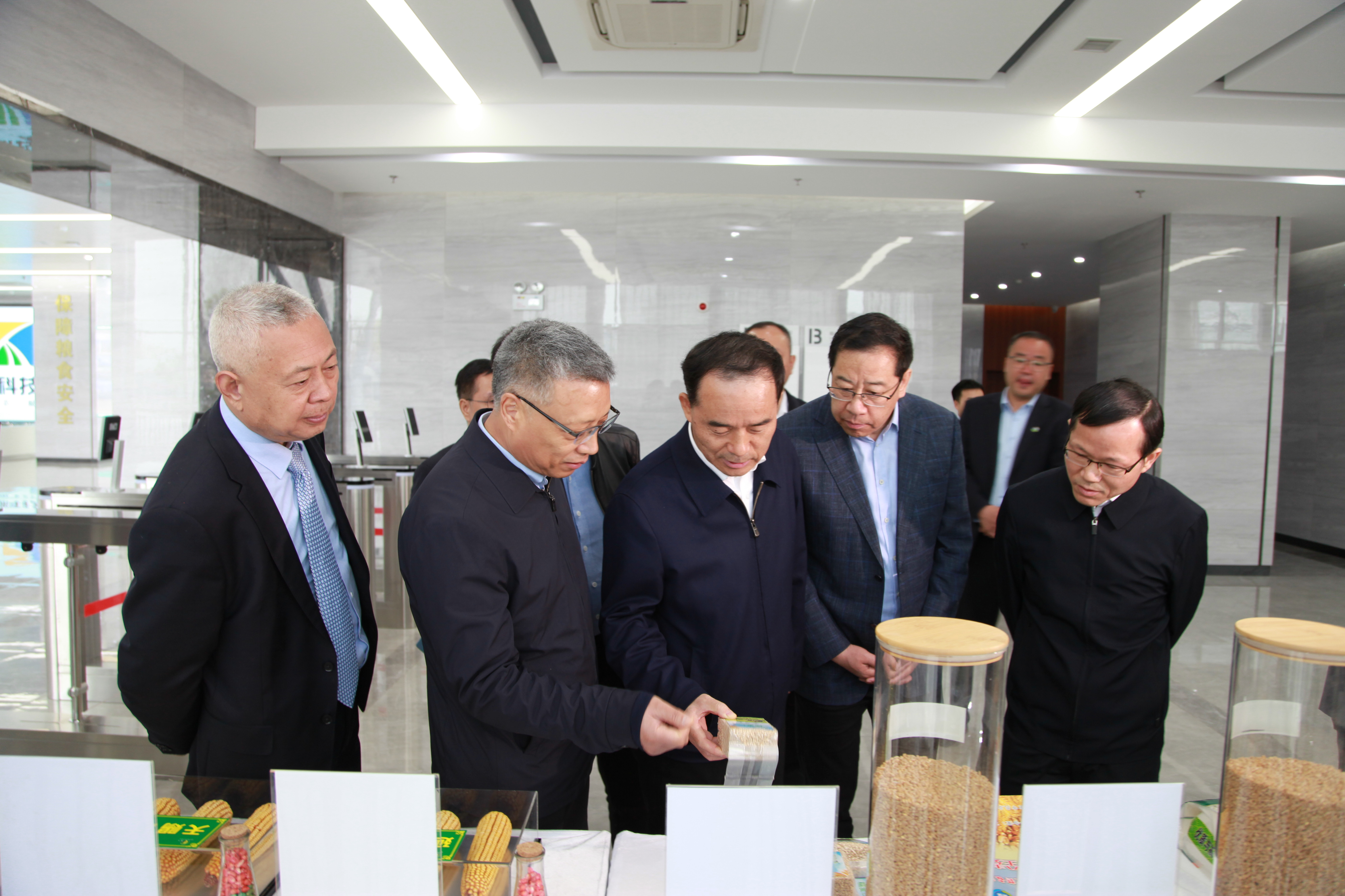 省國(guó)資委黨委書記任國(guó)、楊凌示范區(qū)黨工委書記黃思光到楊凌科技集團(tuán)調(diào)研指導(dǎo)工作