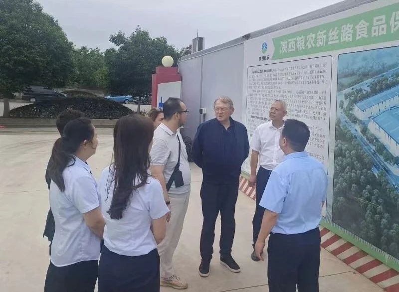 中俄友好、和平與發(fā)展委員會俄方主席鮑里斯·季托夫一行赴糧農(nóng)新絲路食品保稅加工中心項(xiàng)目調(diào)研